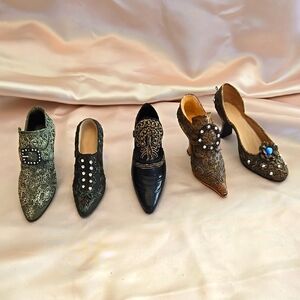 Shoe figurines and ornaments total pieces 5